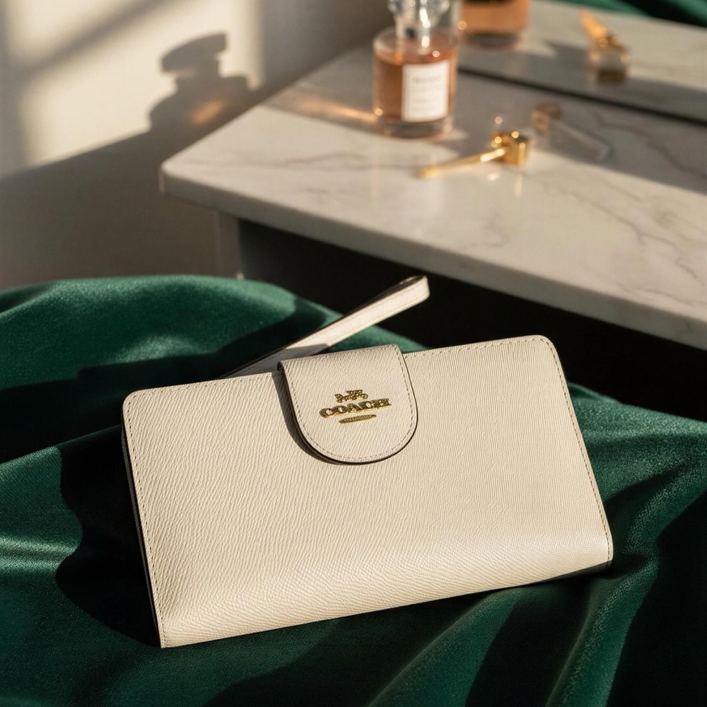 NWT‎ Coach Ivory Leather Wristlet/Phone Wallet - Picture 2 of 11